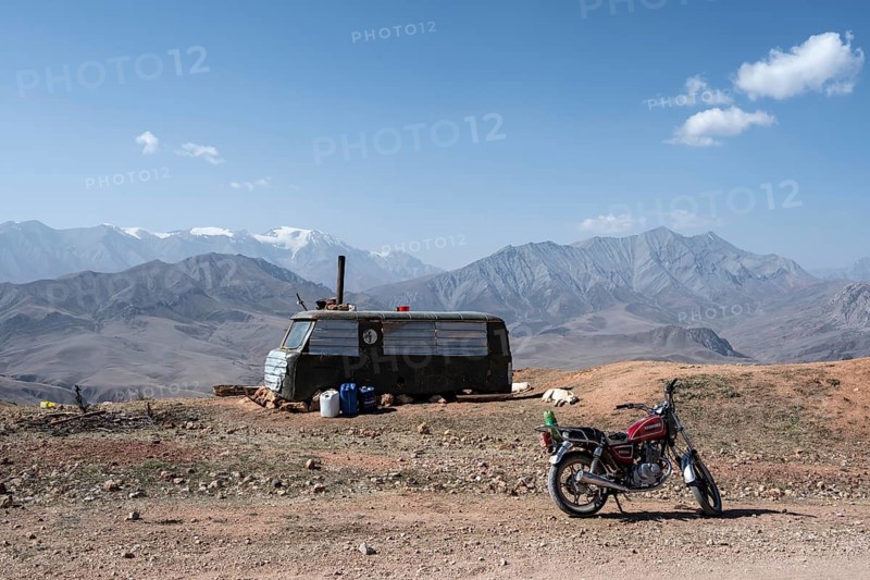 Car converted into a caravan, Moldo-Ashuu Pass, Naryn Province, Kyrgyzstan, Asia