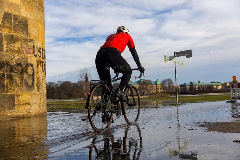 Due to the heavy precipitation in the form of snow and rain, alert level 3 has been declared on the Elbe in Dresden. The maximum level is expected to be 6.37 metres on 29.12.2023. The Elbe cycle path is flooded and closed in many places, Dresden, Saxony, Germany, Europe