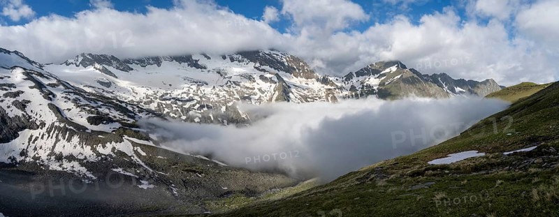 Mountain panorama with high fog in the valley, summit Hochfeiler, Hoher Weißzint and Hochsteller with clouds, glacier Schlegeiskees, Berliner Höhenweg, Zillertal Alps, Tyrol, Austria, Europe