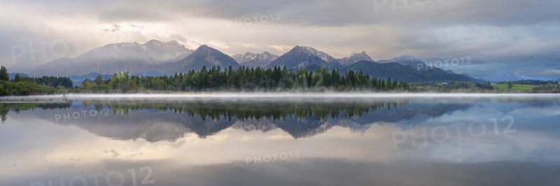 Sunrise, Lake Hopfensee, near Füssen, Ostallgäu, with the Tannheim Mountains behind, Allgäu, Bavaria, Germany, Europe