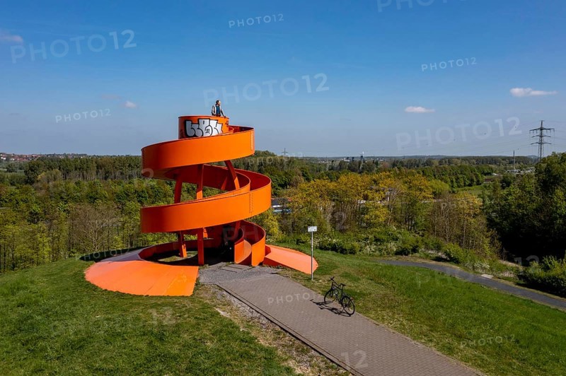 Halde Franz, Haldenzeichen, cycling in the Ruhr area, Halde Franz, Haldenzeichen, orange, snail shell-shaped observation tower, Hamm, North Rhine-Westphalia, Germany, Europe