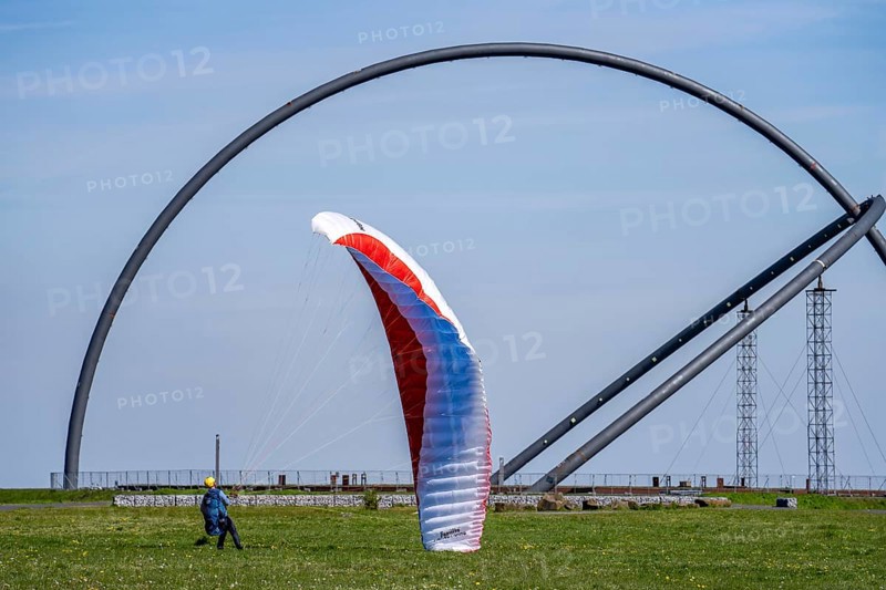 The Hoheward spoil tip, main part of the Hoheward Landscape Park, horizontal observatory, paraglider trying out his glider, Herten, North Rhine-Westphalia, Germany, Europe