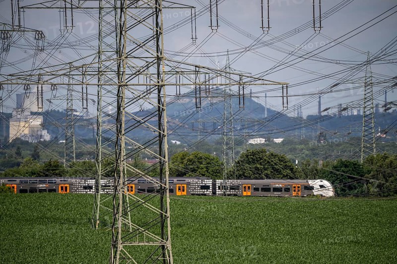 Railway line between Essen and Bochum near Wattenscheid, RRX Rhine-Ruhr Express, regional train, line route, 380 KV extra-high voltage lines, in the background Gelsenkirchen, North Rhine-Westphalia, Germany, Europe