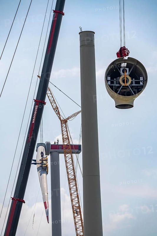 Erection of an Enercon E-160 wind turbine, rear, assembly of the first blade, 4 turbines with a total output of 22 megawatts replace 9 older wind turbines from the manufacturer Enercon (model series E-58) in the wind farm near Issum, front, dismantling of the nacelle, they were in operation for over two decades, Lower Rhine, North Rhine-Westphalia, Germany, Europe
