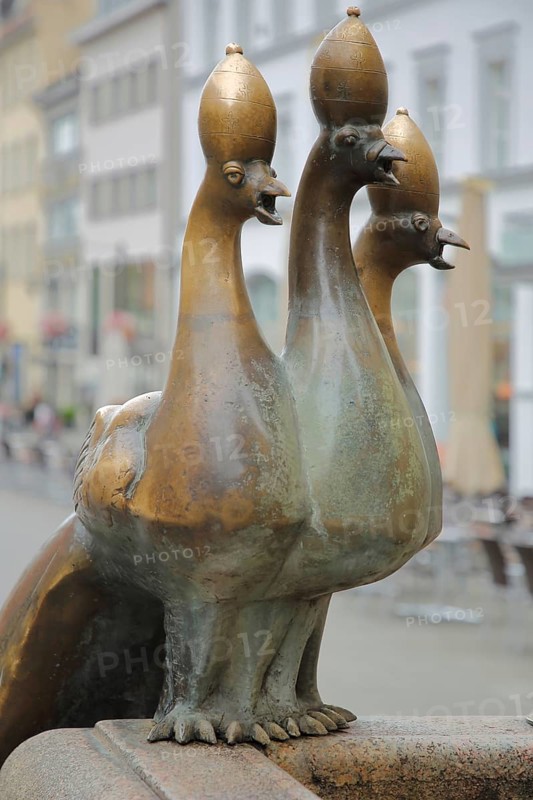 Three bird figures, peacocks, bronze, sculpture, Kaiserbrunnen, market place, Constance, Obersee, Lake Constance, Lake Constance area, Baden-Württemberg, Germany, Europe