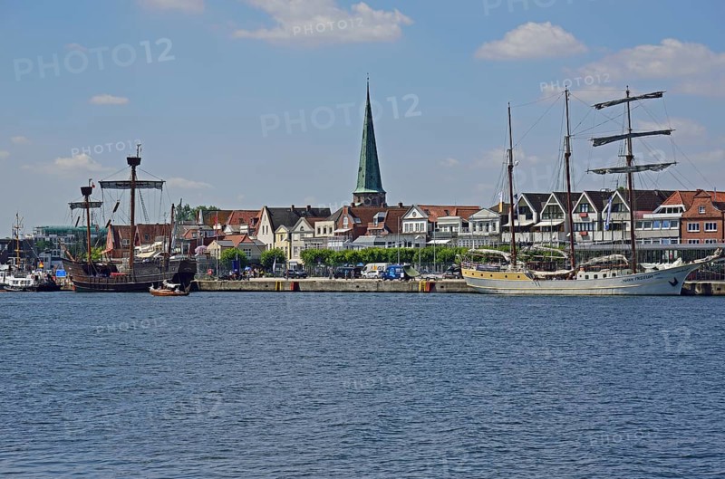 Europe, Germany, Schleswig Holstein, Baltic Sea, Lübeck-Travemünde, Trave, View to Vorderreihe and city, Europe