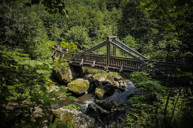 Hikers cross a bridge over the Selbitz river, which flows through the Höllental valley between Thuringia and Bavaria Lichtenberg, 21/07/2024