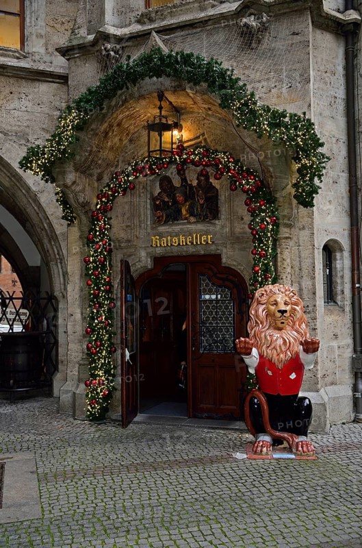 Europe, Germany, Bavaria, Munich, Marienplatz, New Town Hall, Courtyard, Entrance to the Ratskeller, Christmas decorations, Europe