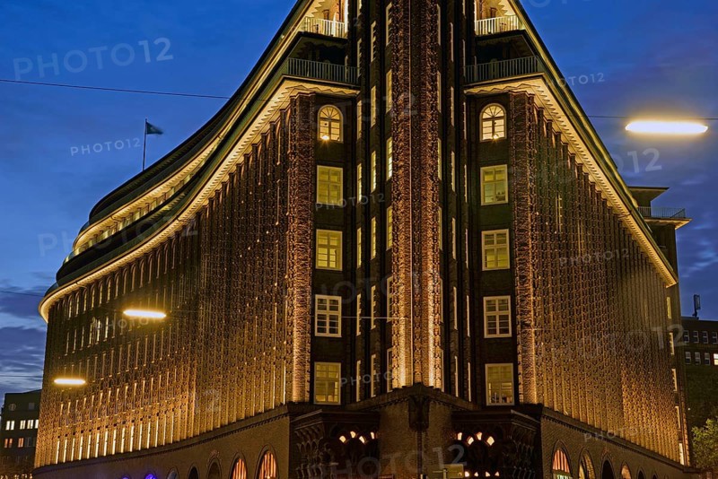 Europe, Germany, Hamburg, City, Kontorhausviertel, Chilehaus, clinker brick façade, built 1922 to 1924 by Fritz Höger, World Heritage Site, night, gable end, detail, Europe