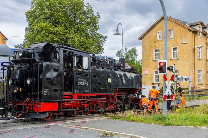 There was a serious accident between a train on the Weißeritz Valley Railway and a lorry from the district of Central Saxony at the level crossing just in front of the Dippoldiswalde stop. The steam locomotive, built in 1933, was forced off the tracks, causing millions of euros worth of damage. Local residents reported an explosive bang., Engine accident on Weißeritztalbahn, Dippoldiswalde, Saxony, Germany, Europe