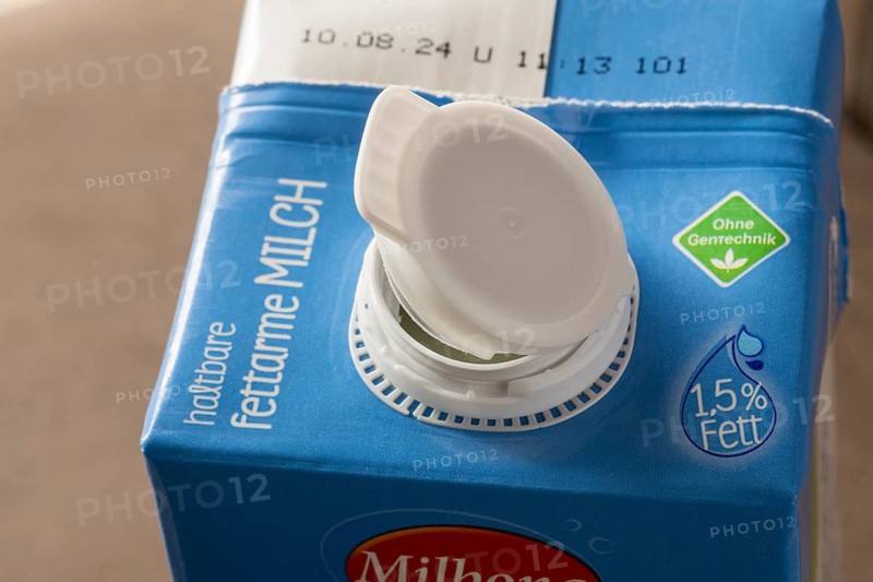 Modern closure on milk carton, tetrapack, long-life low-fat milk, low-fat, fat, 1.5%, non-GMO