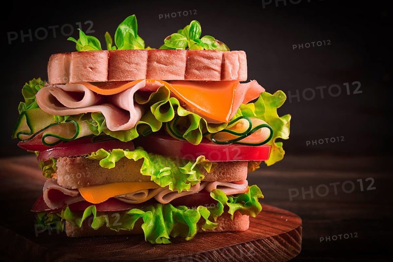 Club-Sandwich, auf einem Holztisch, rustikaler Stil, Nahaufnahme, keine Personen, hausgemacht
