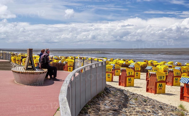 Beach promenade with beach chairs on the Wadden Sea in the district of Duhnen, North Sea spa town of Cuxhaven, North Sea coast, Elbe, Elbe estuary, Lower Saxony, Germany, Europe