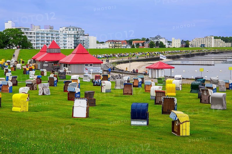 Grassy beach on the dyke with beach chairs in the Grimmershörn district, North Sea spa town of Cuxhaven, North Sea coast, Elbe, Elbe estuary, Lower Saxony, Germany, Europe
