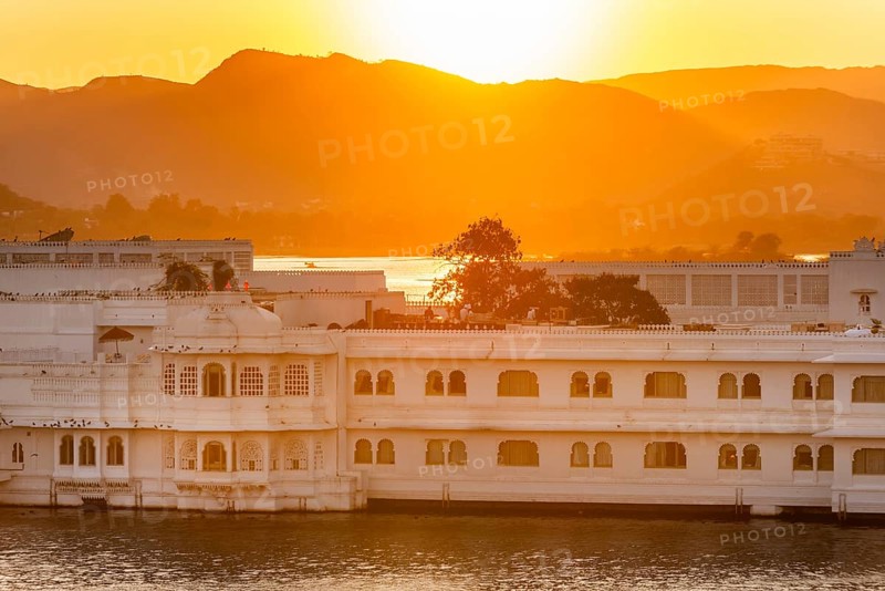 Sunset, backlight, Taj Lake Palace Heritage or Palace Hotel, Lake Pichola, Udaipur, Rajasthan, North India, India, Asia