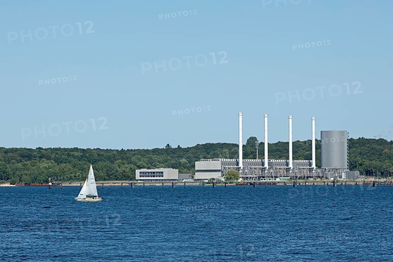 Sailing boat, gas-fired power station, coastal power station, Kiel, Schleswig-Holstein, Germany, Europe