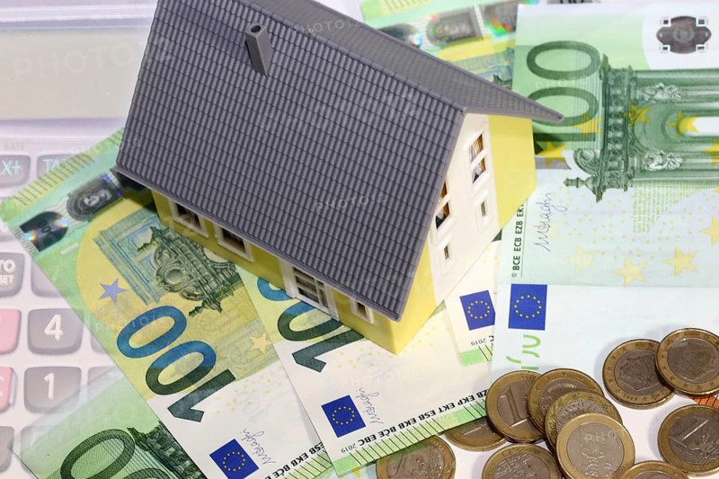 Symbolic image for property prices: Model house, euro notes and coins
