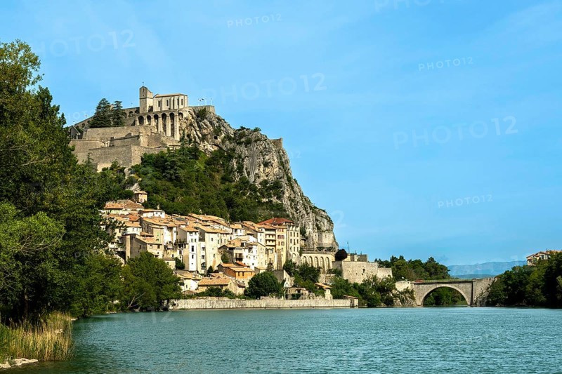 Sisteron. The citadel facing the Baume rock overlooking the river Durance, Alpes-de-Haute-Provence. Provence-Alpes-Côte d'Azur. France