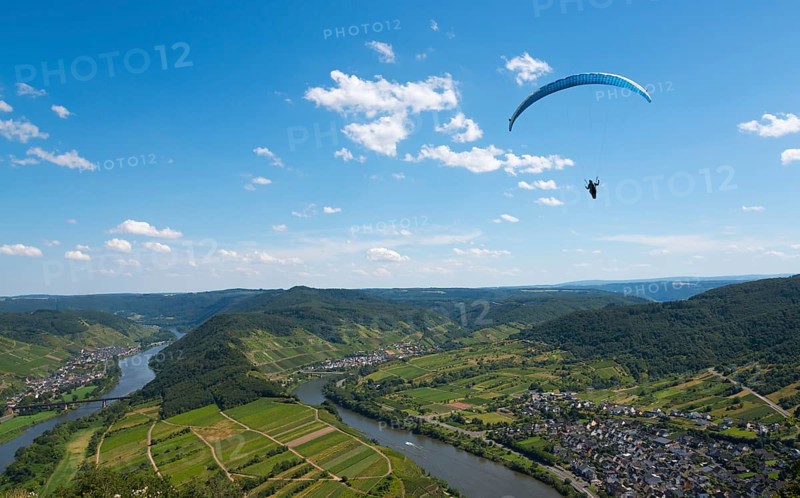 Paraglider flies high above the river with a wide view over the landscape, Paragliding, Bremm, Cochem, Cochem-Zell, Rhineland-Palatinate, Germany, Europe
