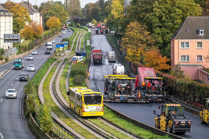 New whisper asphalt surface for the A40 motorway, in the city of Essen, direction Dortmund, 95, 000 square metres of porous asphalt will be laid over a distance of around 6 km, the motorway will be closed for 1 week, bus lane, North Rhine-Westphalia, Germany, Europe