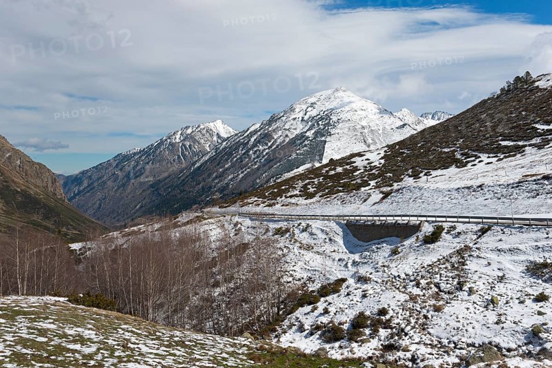 Berglandschaft mit Resten von Schnee am Straßenrand und bewölktem Himmel, nördlich von El Pas de la Casa, Pyrénées-Orientales, Encamp, Fürstentum Andorra, Pyrenäen
