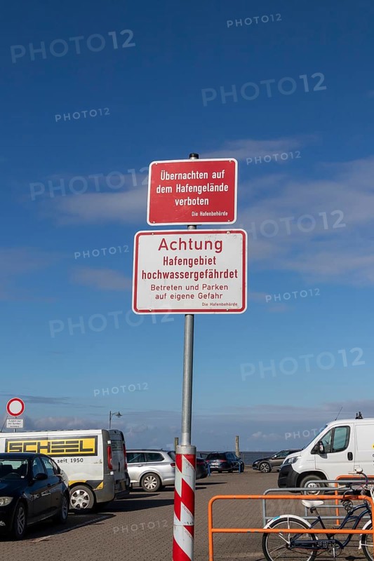 Sign warns of flooding, car park, Strucklahnungshörn, Nordstrand, North Frisia, Schleswig-Holstein, Germany, Europe