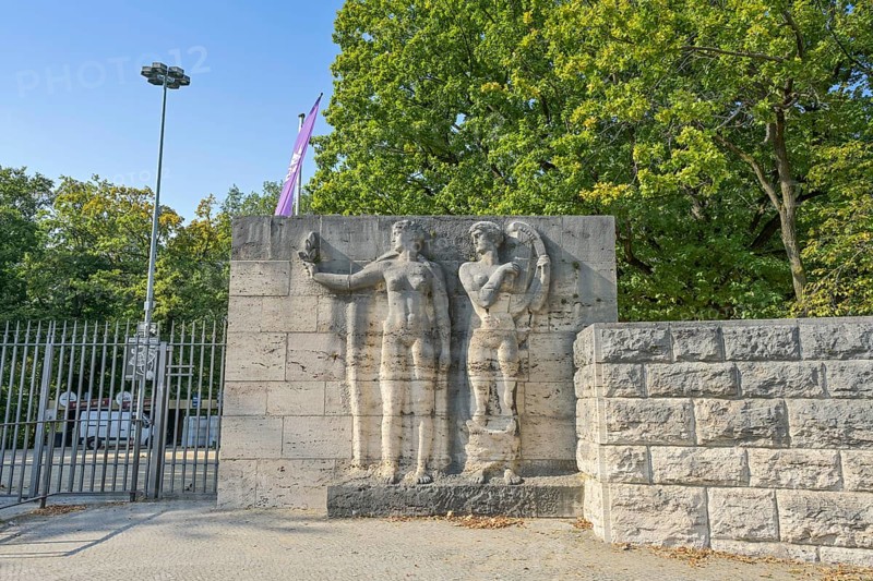 Female figures, The musical dedication play by Adolf Wamper, entrance to the Waldbühne, Glockenturmstraße, Westend, Charlottenburg-Wilmersdorf, Berlin, Germany, Europe