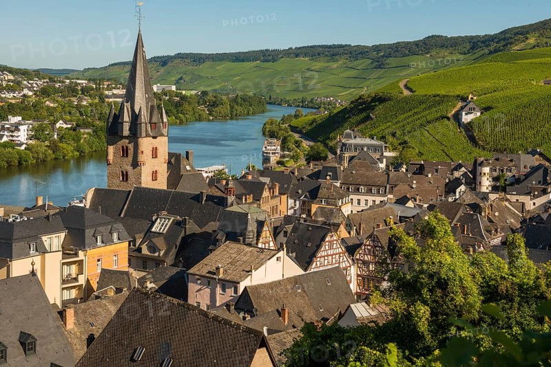 Picturesque village by the river and in the vineyards, Bernkastel-Kues, Moselle, Rhineland-Palatinate, Germany, Europe