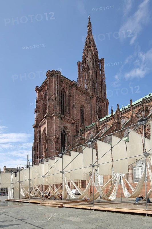 Gothic UNESCO cathedral from the south side with castle square, Notre-Dame, Cathédrale, Liebfrauenmünster, Strasbourg, Grande Île, Strasbourg, Bas-Rhin, Alsace, France, Europe