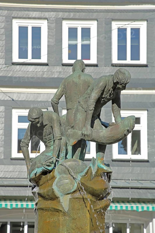 Sculptures with fishermen and salmon, fish figures, town history, old town fountain, Bad Laasphe, Rothaargebirge, North Rhine-Westphalia, Germany, Europe