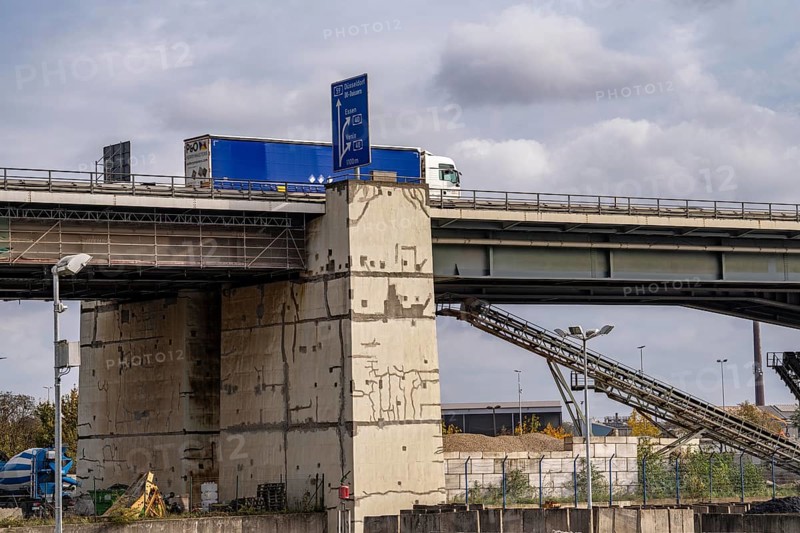 The Berlin Bridge, motorway A59, over the Duisburg port area, 1.8 km long, has a remaining useful life until 2029, due to various damages, such as hairline cracks in the steel girders, the bridge piers have already been temporarily renovated, the bridge, important north-south axis in the Ruhr area, is already closed for heavy goods vehicles, Duisburg, North Rhine-Westphalia, Germany, Europe