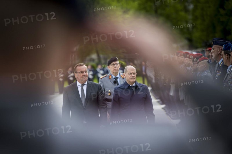 Olaf Scholz (R, SPD), Federal Chancellor, and Boris Pistorius, Federal Minister of Defence, during the acknowledgement of the Mali missions, closing address at the Federal Ministry of Defence