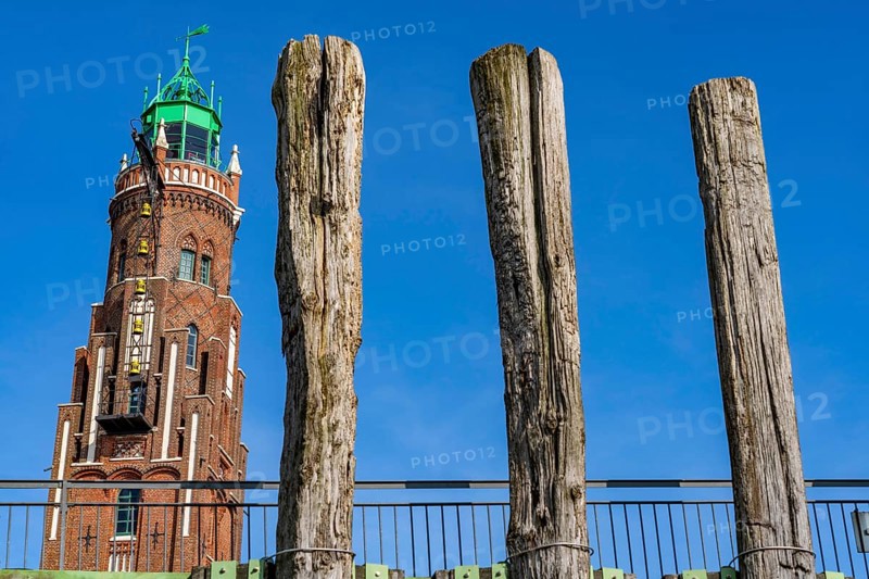 Simon Loschen Lighthouse, New Harbour, harbour basin, harbour district, residential buildings, office buildings, marina and museum ships, part of the Harbour Worlds, in Bremerhaven, Bremen, Germany, Europe