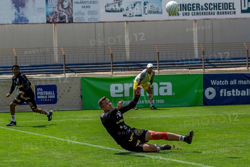 Fistball: TSV Pfungstadt against DSG UKJ Froschberg (IFA 2024 Fistball World Tour Finals Mannheim, preliminary round match Group A) . Picture: Dennis Gruber (2, Pfungstadt)