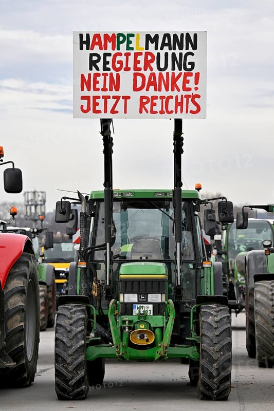 Farmers' protest, protest posters on tractors, tractors, HAMPELMANN REGIERUNG NEIN DANKE JETZT REICHTS Stuttgart, Baden-Württemberg, Germany, Europe