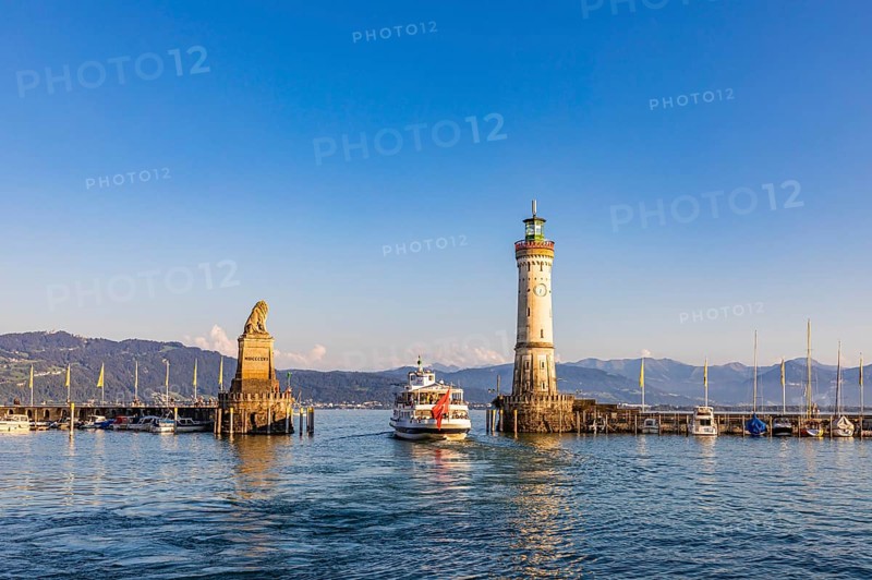 Bavarian Lion, an excursion boat and the lighthouse in the harbour, Lindau Island, Lindau, Lake Constance, Bavaria, Germany, Europe