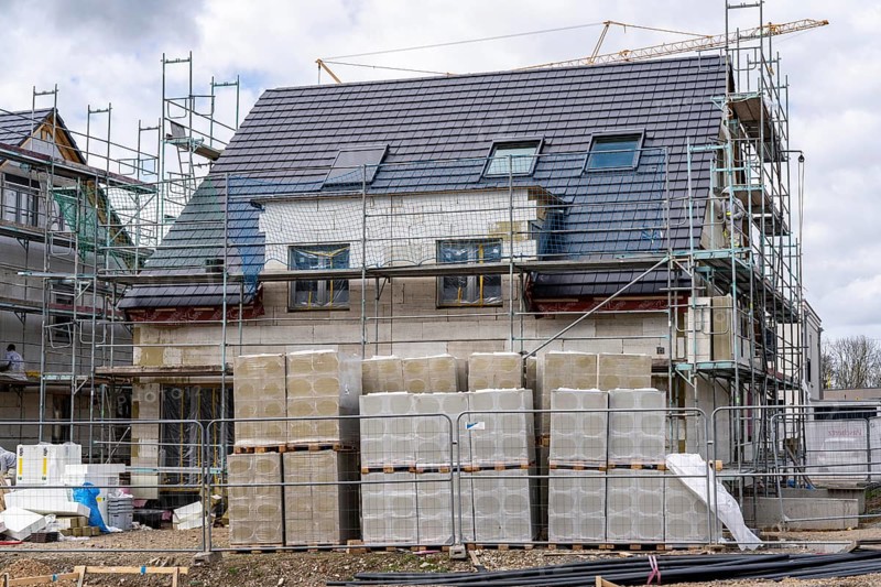 New development district, around 140 detached and semi-detached villas being built in the south of Duisburg, various property developers, shells, construction work, North Rhine-Westphalia, Germany, Europe