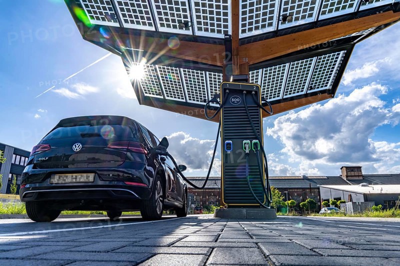 E-fuelling station on the site of the former Lohberg colliery in Dinslaken, 4 300 kW fast-charging columns, from the provider Fastend, the charging current comes from renewable energies, part of it from the photovoltaic roof of the e-fuelling station, North Rhine-Westphalia, Germany, Europe