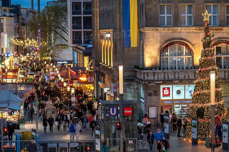 Pre-Christmas period, Kettwiger Straße, pedestrian zone, crowded shopping street in the city centre of Essen, North Rhine-Westphalia, Germany, Europe