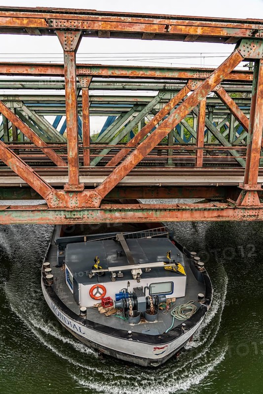 Railway bridges over the Rhine-Herne Canal near Oberhausen, for passenger and freight transport, old steel truss bridges, cargo ship on the canal, Oberhausen, North Rhine-Westphalia, Germany, Europe