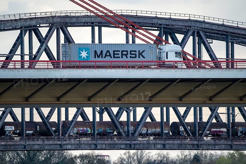Rhine near Duisburg-Beeckerwerth, goods train on the Haus-Knipp railway bridge, Beeckerwerth motorway bridge A42, over the Rhine near Duisburg, North Rhine-Westphalia, Germany, Europe