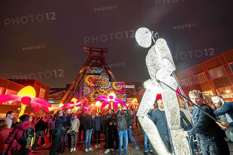 Extraschicht, the long night of industrial culture, cultural festival across the Ruhr region, 35 venues in 19 cities, Dundu, walking, glowing, large puppet, here Illuminating flowers at the Zeche Zollverein in Essen, double trestle pithead tower shaft 12, North Rhine-Westphalia, Germany, Europe