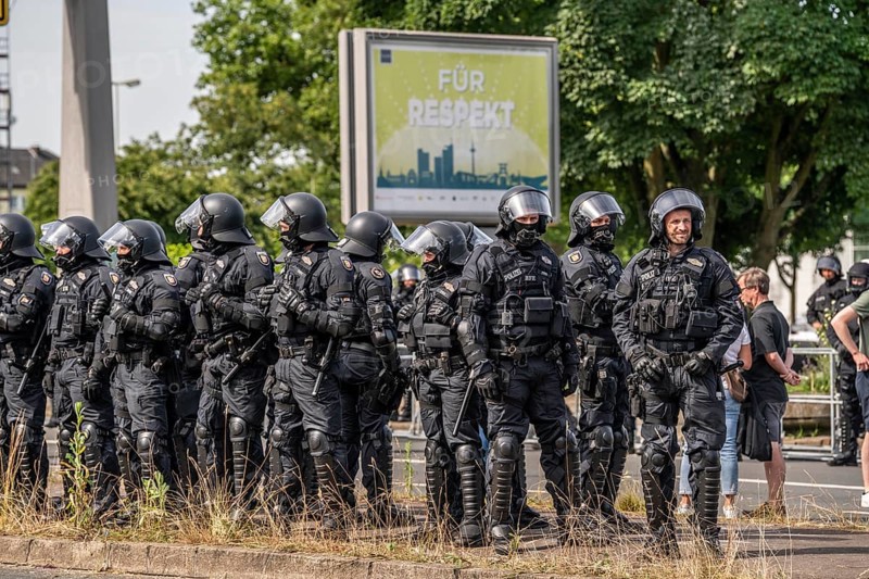 Police at the demonstration against the AFD party conference in Essen, several tens of thousands of demonstrators marched from the main railway station to the Grugahalle and on to a rally, Essen, North Rhine-Westphalia, Germany, Europe