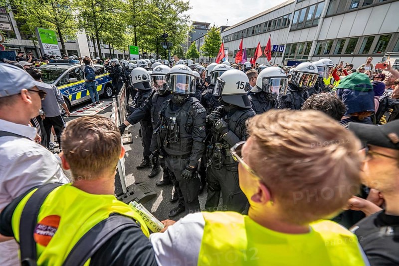 Riots in the run-up to the AFD party conference in Essen, demonstrators try to prevent AFD delegates from entering the Grugahalle, they are led through the demonstrators by a massive police contingent, there were many scuffles, Essen, North Rhine-Westphalia, Germany, Europe