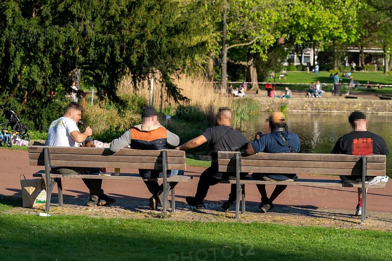 Stadtgarten in Essen, in the city centre, some visitors do not adhere to the contact ban while enjoying the sun in the municipal park, effects of the corona crisis in Germany