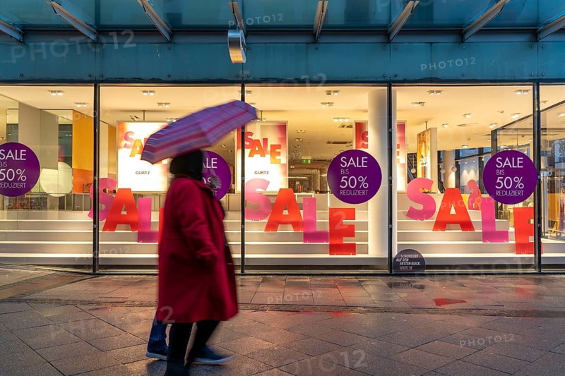 Christmas lockdown in the Corona crisis, empty shopping street, closed shops, hardly any passers-by, pedestrian zone Limbecker Straße, empty shop windows, sale, shoe shop, Essen, North Rhine-Westphalia, Germany, Europe