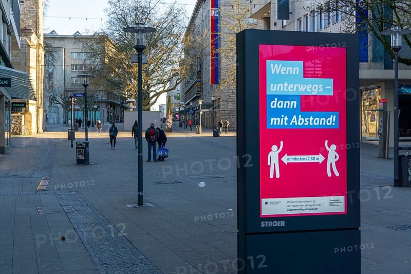 Appeal by the Federal Ministry of Health to keep your distance, advertising campaign, LED roadside screen, digital advertising monitors, effects of the corona crisis in Germany, Essen, shopping street, pedestrian zone, Kettwiger Straße