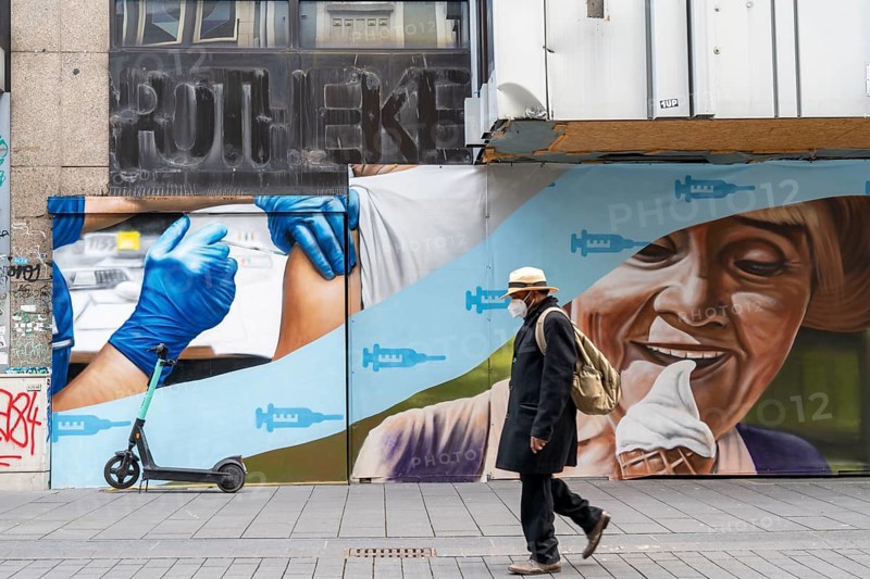 Mural on a vacant commercial building thematising the corona crisis, vaccination and freedom after vaccination, Bochum city centre, during the third corona crisis lockdown, Kortumstraße, Bochum, North Rhine-Westphalia, Germany, Europe