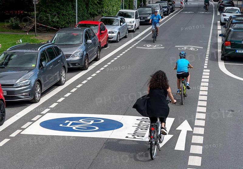 Bicycle road, cyclists have priority over car traffic, new cycle routes through Essen, here in the Rüttenscheid district, Kahrstrasse, part of the requirements of the clean air plan, against driving bans, Essen, North Rhine-Westphalia, Germany, Europe