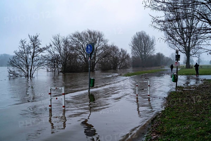 High water on the Rhine at Düsseldorf-Kaiserswerth, foggy weather, riverside paths and Rhine meadows are partly flooded, the Rhine ferry has stopped operating, initial restrictions on shipping apply, Düsseldorf, North Rhine-Westphalia, Germany, Europe